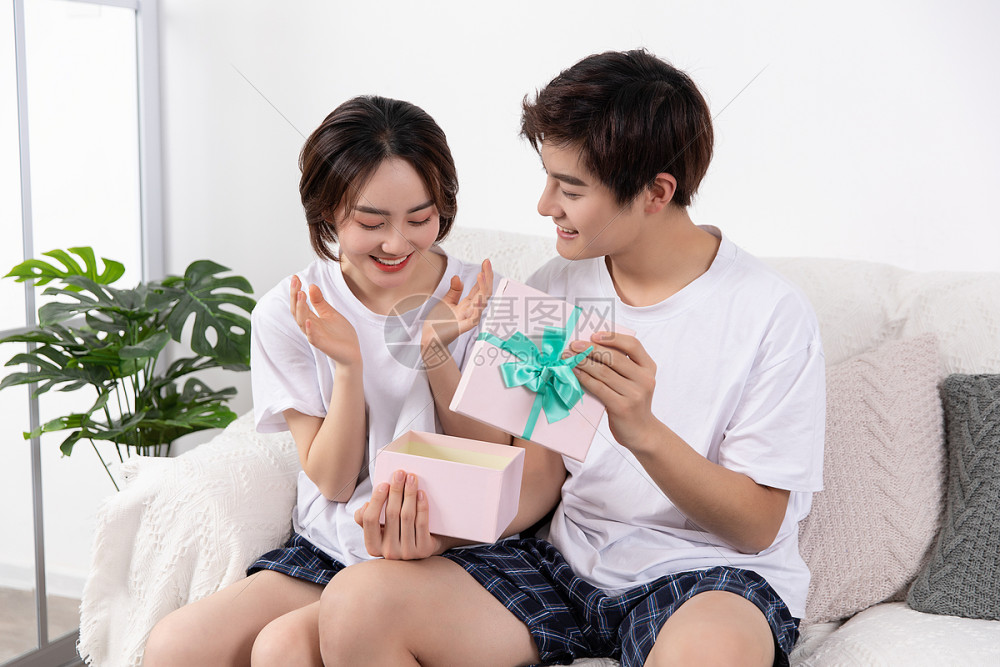 情侣居家生活高清图片下载-正版图片501190821-摄图网