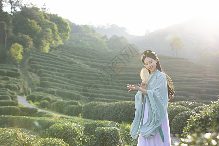 汉服古装美女茶园里跳舞高清图片下载-正版图片501604501-摄图网