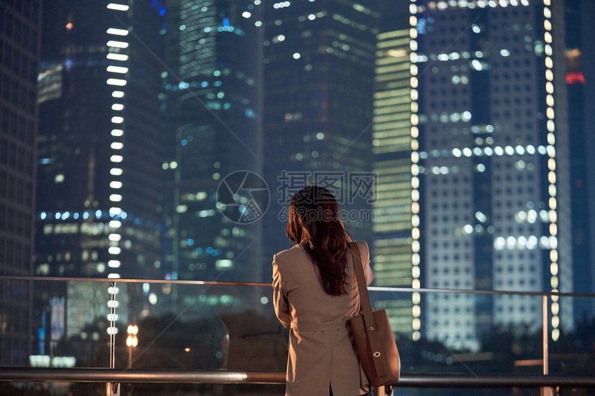 城市夜晚都市女孩背影高清图片下载-正版图片501706997-摄图网