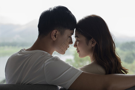 甜蜜的居家情侣生活高清图片下载-正版图片502309277-摄图网
