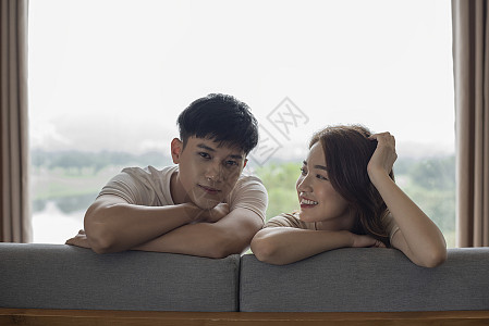 情侣在客厅沙发休闲放松高清图片下载-正版图片502343351-摄图网