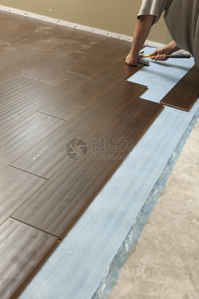 安装新压木地板摘要ManinstallingnewLatyleWoodFlooringBestim高清图片下载-正版图片502951966-摄图网