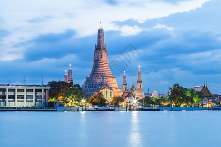 Watrun 寺庙 bangkok 泰国宝塔地标佛塔建筑学天空旅行蓝色反射崇拜水平高清图片下载-正版图片322204003-摄图网