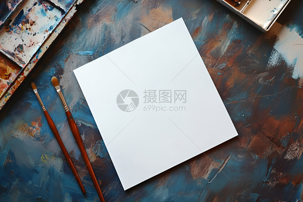 书桌上的画笔和画纸高清图片下载-正版图片602114810-摄图网