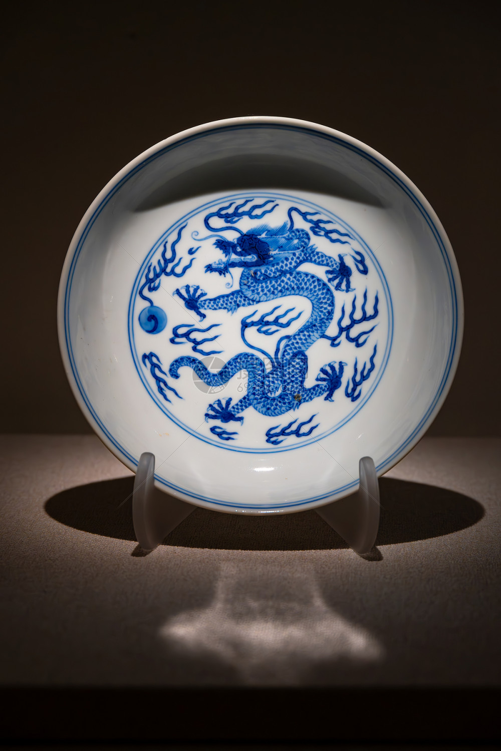 清朝乾隆青花赶珠龙纹盘高清图片下载-正版图片700271621-摄图网