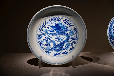 清朝乾隆青花赶珠龙纹盘高清图片下载-正版图片700271588-摄图网
