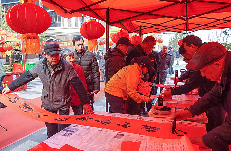 春节书法家现场写春联【媒体用图】(仅供媒体用图使用,不可商用)高清图片下载-正版图片501390747-摄图网